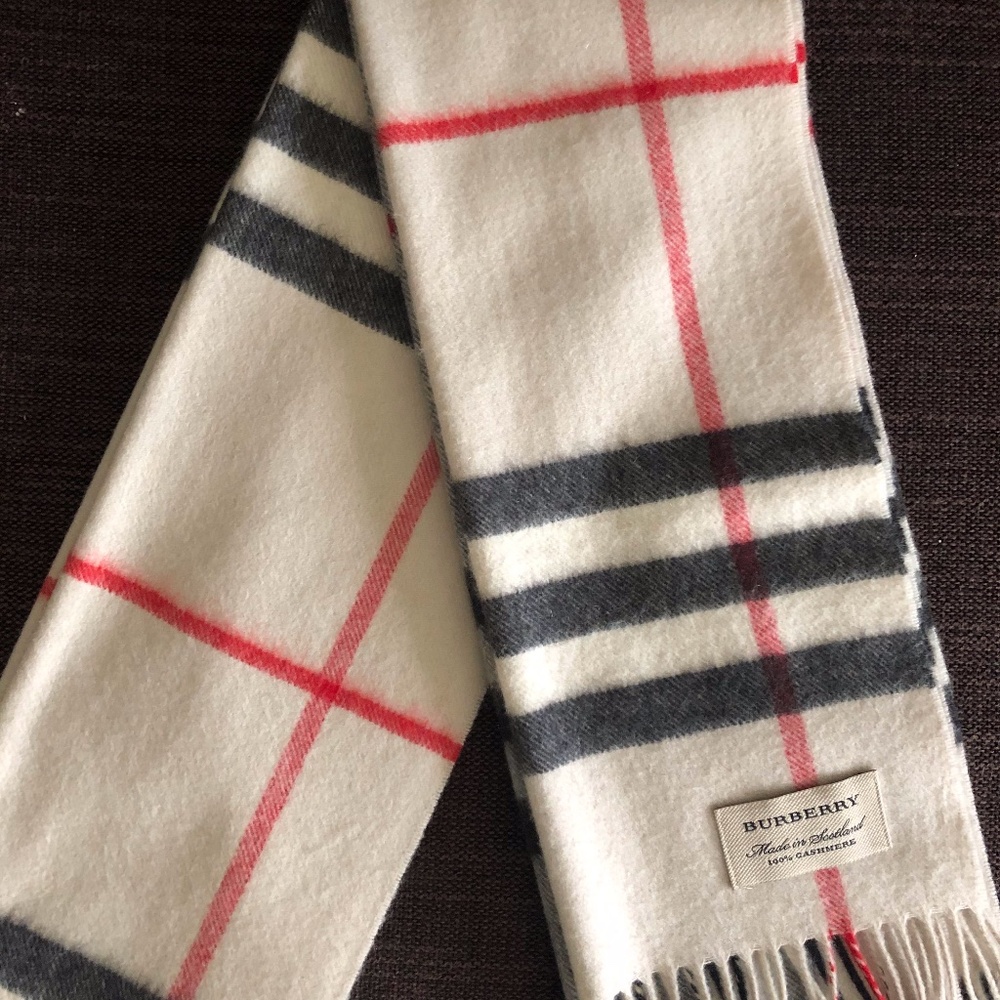 Burberry The Classic Check Cashmere Scarf